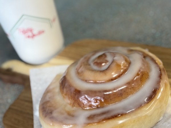 Old Fashion Cinnamon Roll Large ea (EA)